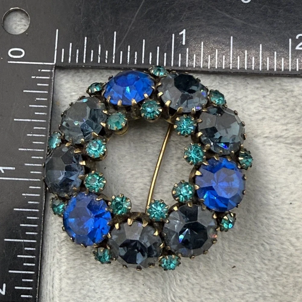 Vintage Rhinestone Brooch‎ Wreath Gold Tone Blue Green Rhinestone Well Made